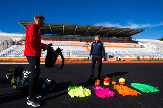 Målvakt Lukas Jonsson och materialförvaltare Gert