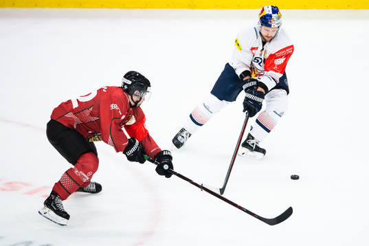 Patrik Carlsson of Frölunda and Patrick Hager of Red Bull