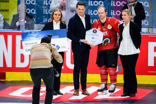 Ryan Lasch of Frölunda with the award for top scorer