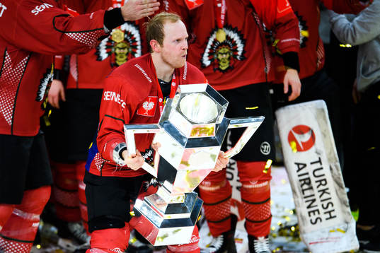 Ryan Lasch of Frölunda celebrates with team mates