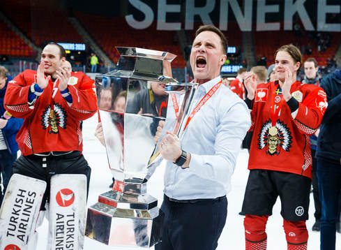 Head coach Roger Rönnberg of Frölunda celebrates with the