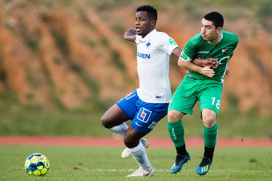 Norrköpings Manasse Kusu i kamp om bollen med Farenses