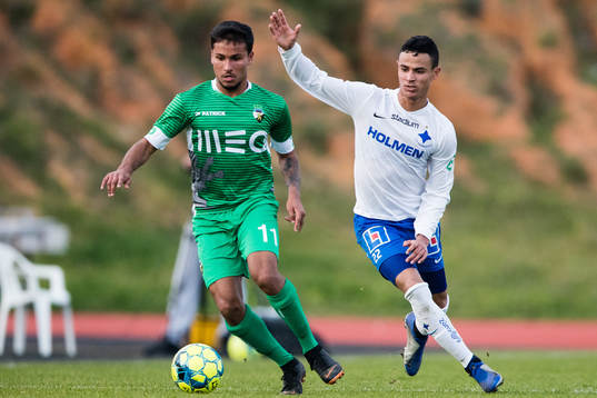 Farenses Hugo i kamp om bollen med Norrköpings Ian Smith