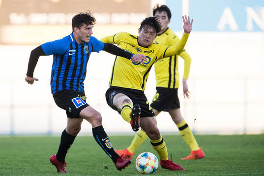 Sirius Ian Sirelius i kamp om bollen med Jeonnam Dragons