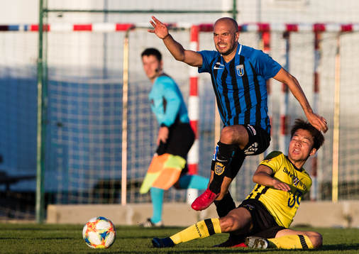 Sirius Karl Larson i kamp om bollen med Jeonnam Dragons Shin Jinha