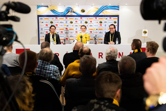 Nyförvärvet Jonathan Levi med klubbchef Stefan Andreasson och ordförande Sune Lundqvist