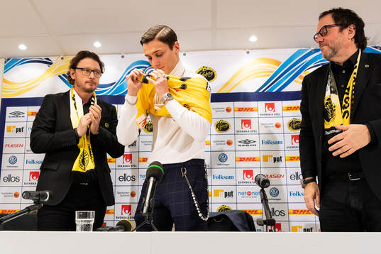 Nyförvärvet Jonathan Levi tar på sig tröja med nummer 21 med klubbchef Stefan Andreasson och ordförande Sune Lundqvist som tittar på