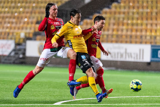 Elfsborgs Stefan Ishizaki i kamp med Falkenbergs Carl Johansson och Tibor Joza