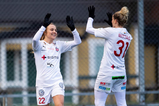 Rosengårds Fiona Brown och Anja Mittag jublar