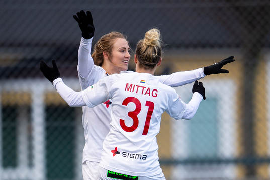 Rosengårds Fiona Brown och Anja Mittag jublar