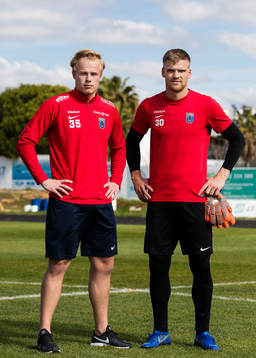 Målvakterna Gustav Nyberg och Lukas Jonsson poserar för en gruppbild