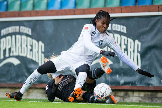 Växjös Osinachi Marvis Ohale tacklar Göteborgs Amanda