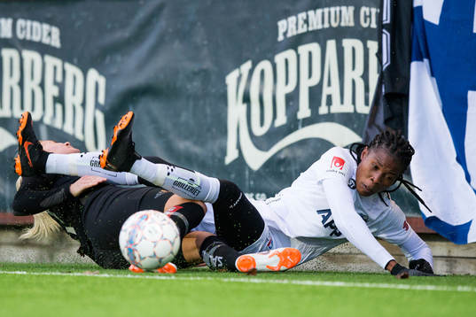 Växjös Osinachi Marvis Ohale tacklar Göteborgs Amanda