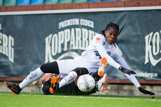 Växjös Osinachi Marvis Ohale tacklar Göteborgs Amanda