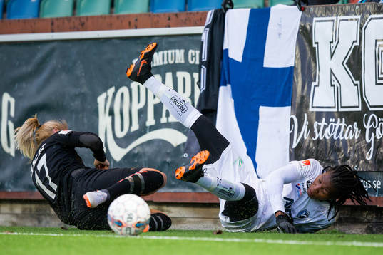 Växjös Osinachi Marvis Ohale tacklar Göteborgs Amanda