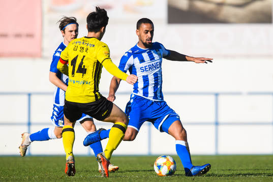 IFK Göteborgs Junes Barny  och Jeonnam Dragons Kan Younguk