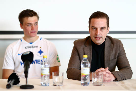 IFK Norrköpings nyförvärv Rasmus Lauritsen intill