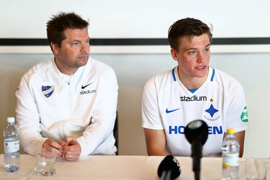 IFK Norrköpings nyförvärv Rasmus Lauritsen intill tränare Jens Gustafsson