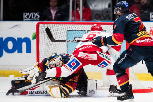 Djurgårdens målvakt Adam Reideborn räddar en målchans