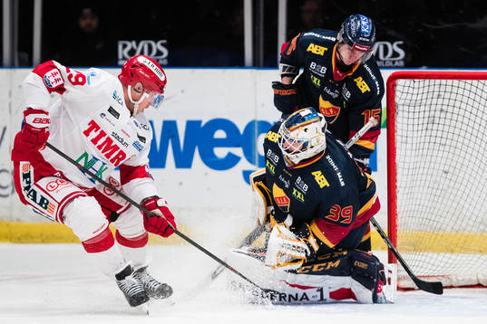 Timrås Ludvig Rensfeldt utmanar Djurgårdens målvakt Adam