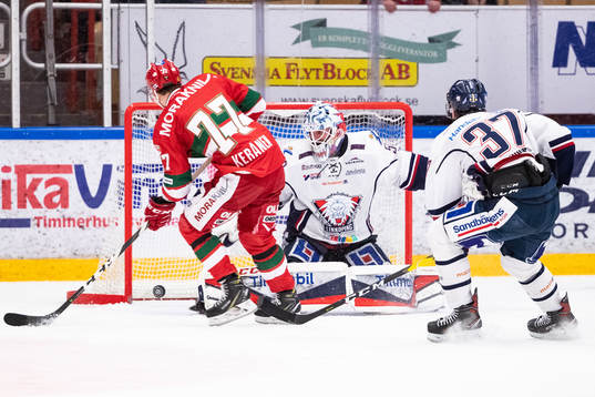 Moras Michael Keränen och Linköpings målvakt Jonas