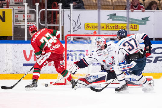 Moras Michael Keränen och Linköpings målvakt Jonas