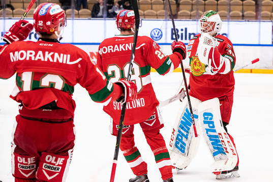 Moras målvakt Janne Juvonen jublar