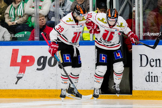 Örebros Shane Harper får hjälp på isen av Jordan Boucher
