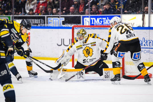 s Simon Önerud oroar framför Skellefteås målvakt Mantas