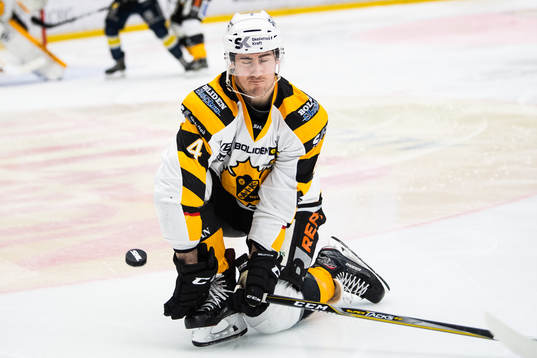 Skellefteås Bud Holloway täcker skott