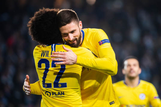Willian celebrate with Olivier Giroud who scored 0-2