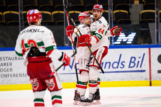 Moras Spencer Abbott och Matej Stransky jublar