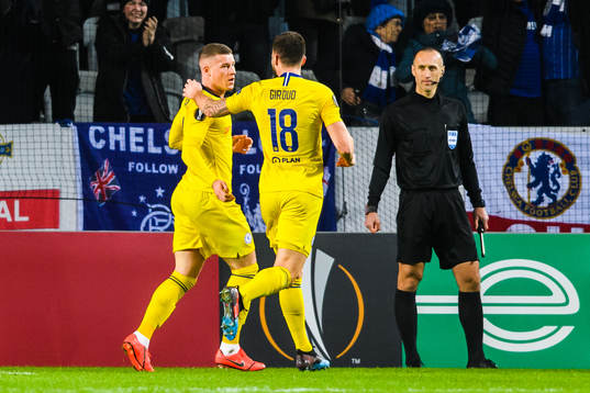 Ross Barkley and Olivier Giroud of Chelsea celebrates after 0-1