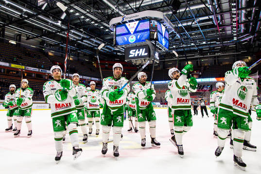 Rögles spelare jublar