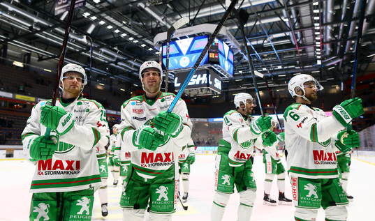 Rögles spelare jublar