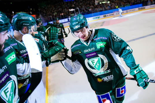 Färjestads Johan Ivarsson jublar med lagkamrater