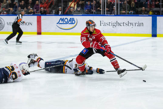 Djurgårdens Tobias Björnfot och Linus Hultström faller