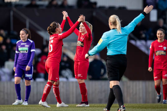 Göteborgs Julia Zigiotti Olme och Elin Rubensson jublar