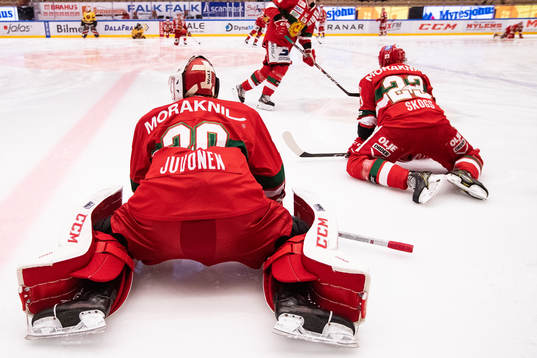 Moras målvakt Janne Juvonen och Matt Bailey