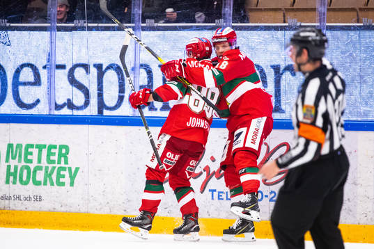 Moras Emil Aronsson jublar med Moras Ryan Johnston