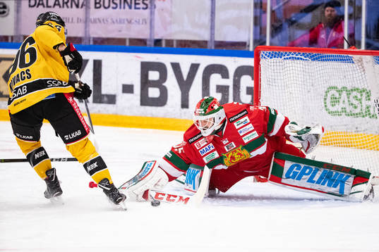 Luleås Robin Kovacs och Moras målvakt Christian Engstrand