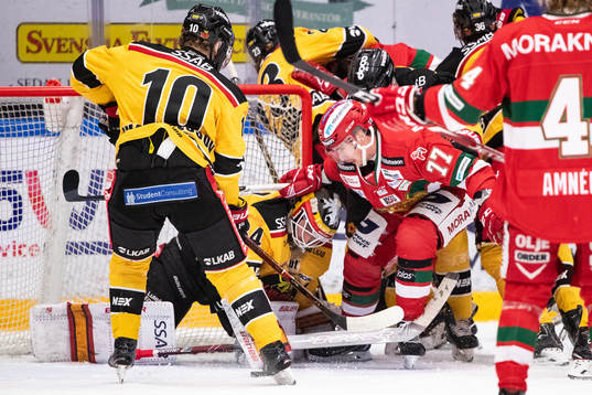 Luleås Einar Emanuelsson och Luleås målvakt Joel