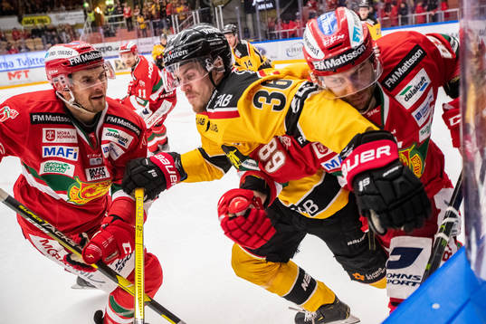 Moras Matt Bailey och Luleås Emil Larsson och Ryan Johnston