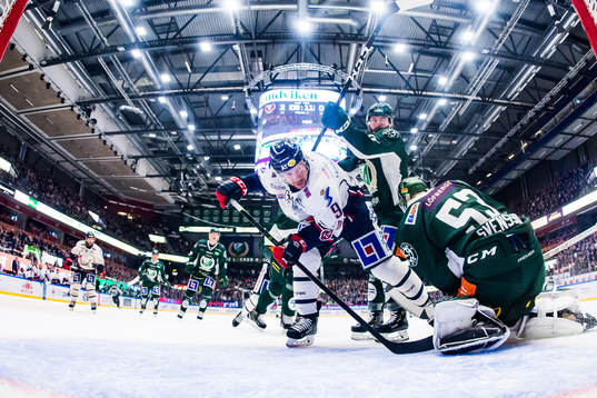 Färjestads Jesse Virtanen och målvakt Markus Svensson