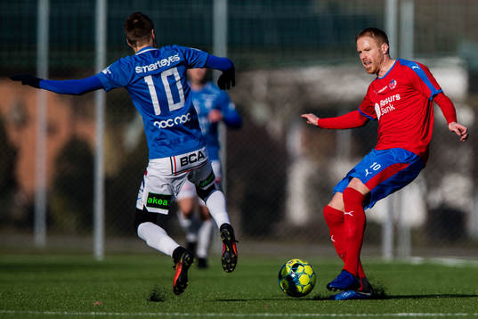 Trelleborgs Zoran Jovanovic (ryggen mot kameran) och