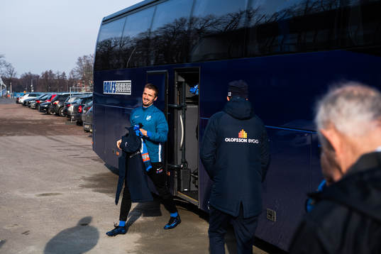 Norrbys Dardan Rexhepi lämnar spelarbussen