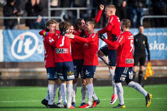 Örgrytes Freddie Brorsson, Jakob Lindström, Victor Sköld, Danny Ervik, Karl-Johan Lindblad, David Engström och Simon Nilsson jublar efter 2-0 genom Sköld