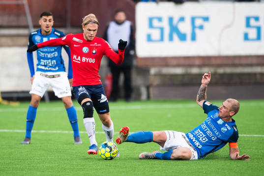 Örgrytes Linus Tornblad och Norrbys Nicklas Savolainen i kamp om bollen