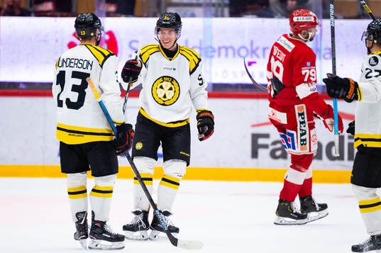 Brynäs Ryan Gunderson och Tomi Sallinen jublar