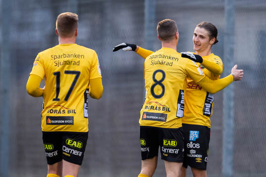 Elfsborgs Pawel Cibicki,och Samuel Holmén jublar